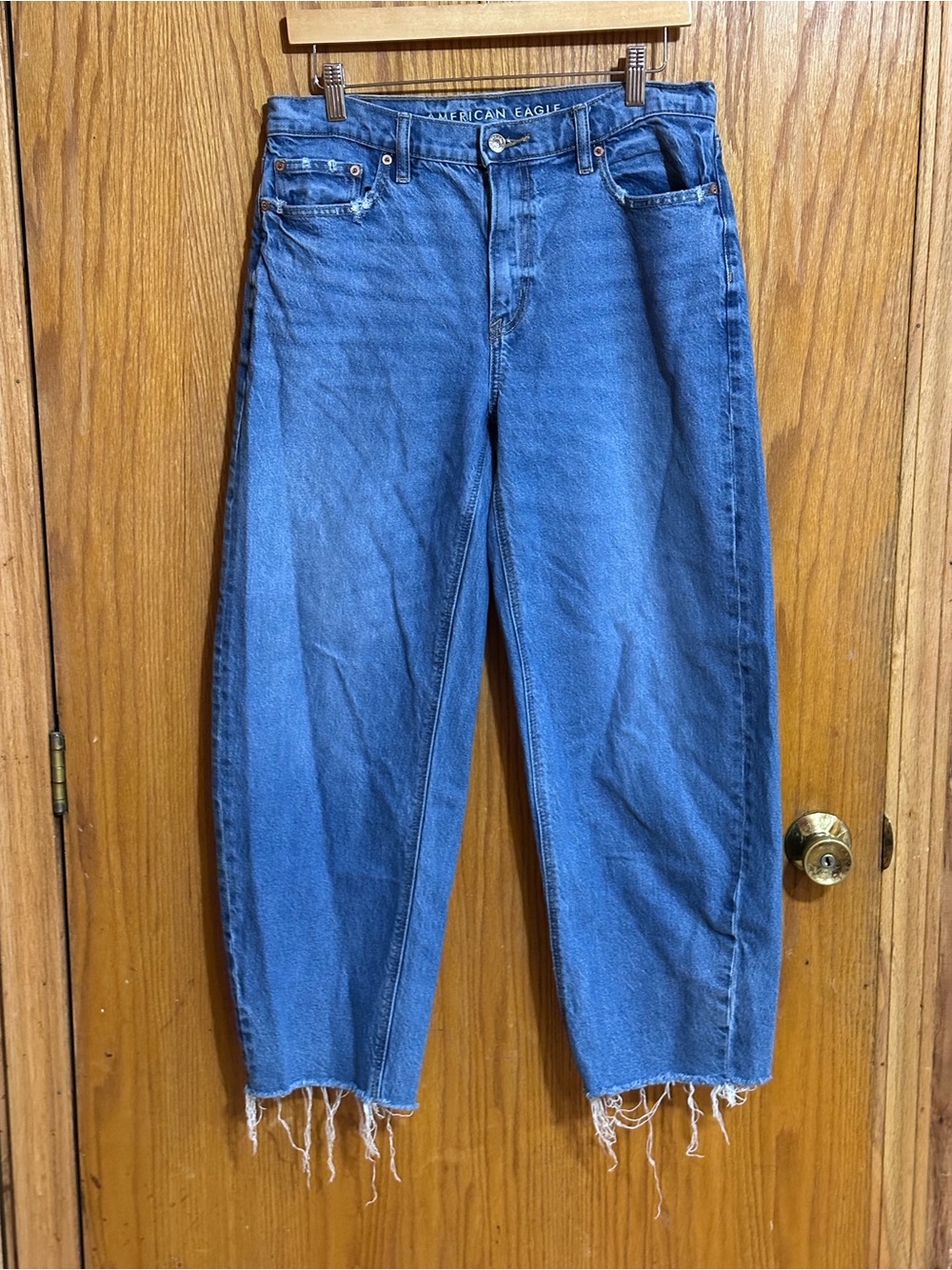 American Eagle Outfitters Women's Distressed Blue sz 8 barrel Jeans raw hem